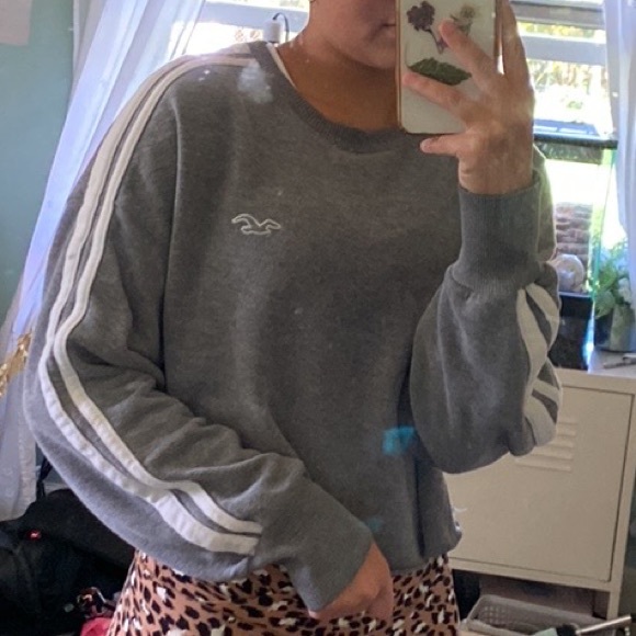 Cropped Hollister Crewneck - Picture 6 of 9